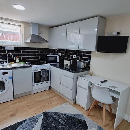 Lovely Studio-Flat With Free Parking, Free Wifi. Leeds  Luaran gambar