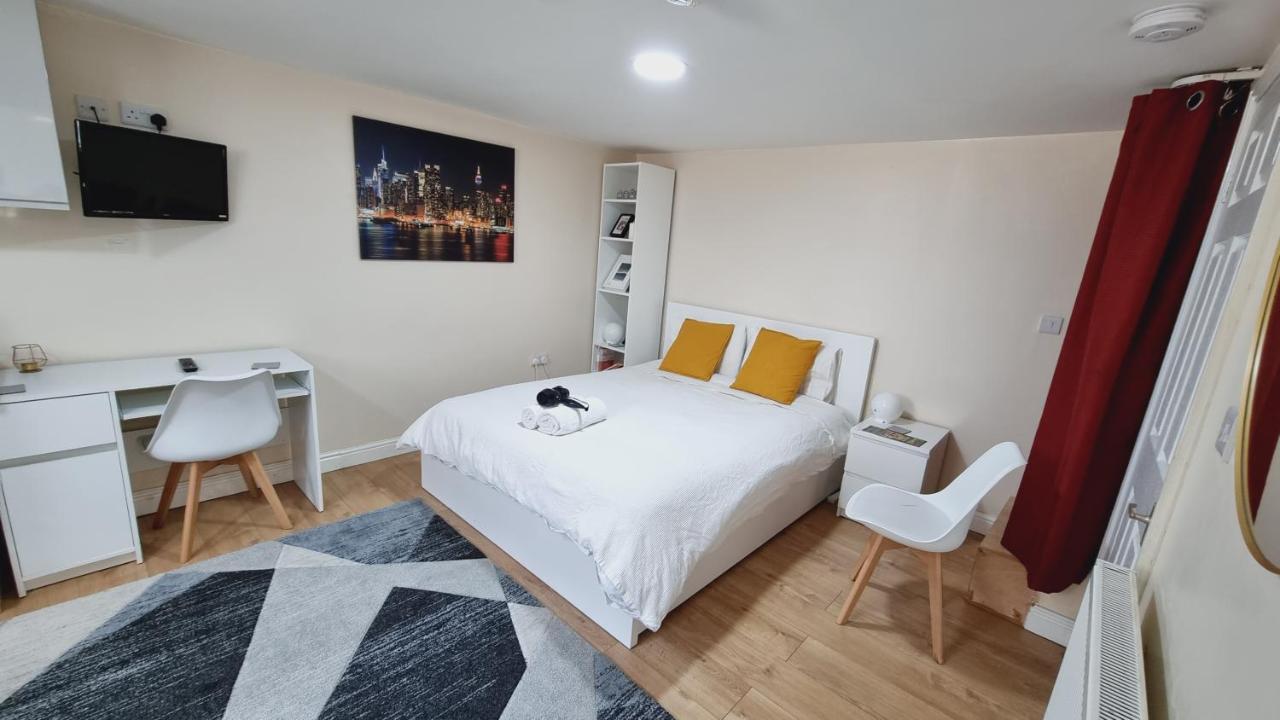Lovely Studio-Flat With Free Parking, Free Wifi. Leeds  Luaran gambar