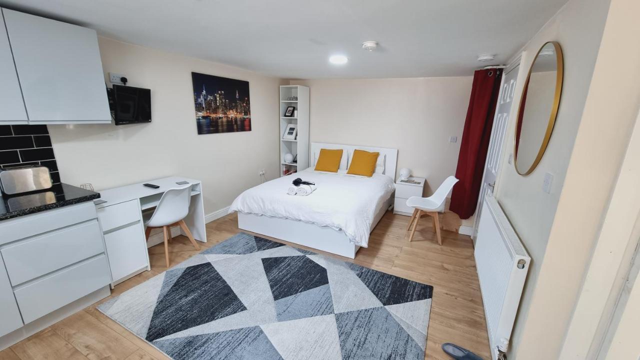 Lovely Studio-Flat With Free Parking, Free Wifi. Leeds  Luaran gambar