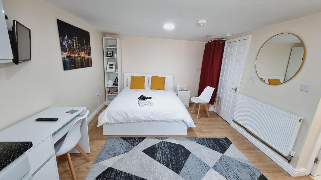 Lovely Studio-Flat With Free Parking, Free Wifi. Leeds  Luaran gambar
